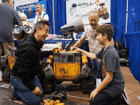 Photo people, child, and robot at WonderCon 2019